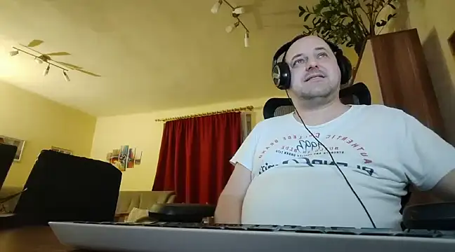 Snapshot of Stevie_Little chatting on February 2, 2025, 1:12 am Stevie Little online show from February 2, 2025, 1:12 am