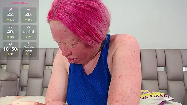 Kittywhiteass online show from November 12, 2025, 2:39 pm