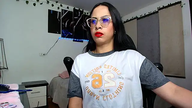 yesie hot online show from June 17, 2026, 2:25 am