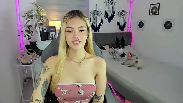 Snapshot of AlexandraMooree chatting on January 13, 2026, 9:42 pm AlexandraMooree online show from January 13, 2026, 9:42 pm