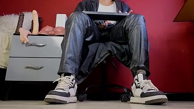 TomLover 12 online show from November 7, 2025, 12:54 am