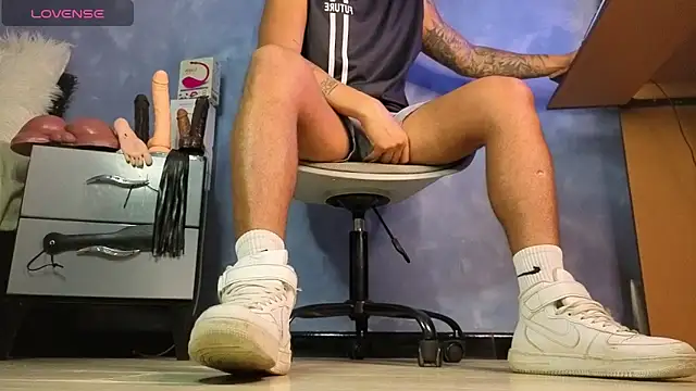 TomLover 12 online show from April 15, 2026, 1:29 pm