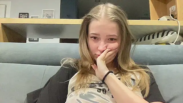 Snapshot of CharmingSarah chatting on April 15, 2026, 4:25 pm CharmingSarah online show from April 15, 2026, 4:25 pm