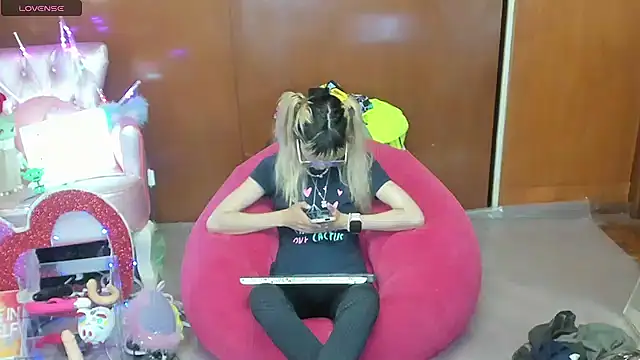 Skinygirl online show from April 16, 2026, 10:45 pm