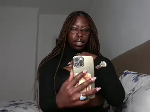 Snapshot of MadamIndigo chatting on February 7, 2025, 7:38 pm MadamIndigo online show from February 7, 2025, 7:38 pm