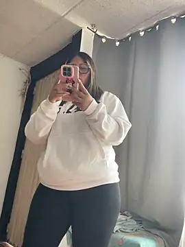 isabellaa 3 online show from April 28, 2026, 8:25 pm