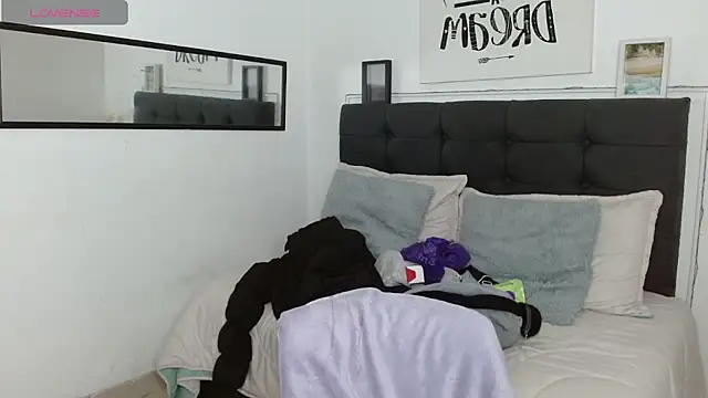 vaness weet online show from October 28, 2025, 8:00 pm