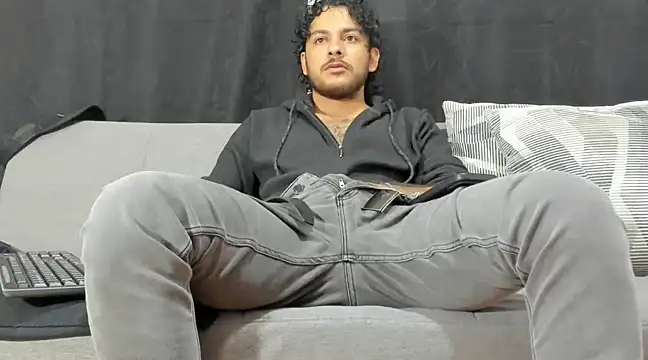 tuyo1995 online show from March 18, 2025, 8:04 pm