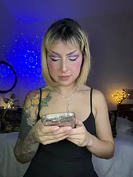 Cinamoonn online show from March 18, 2026, 6:55 pm