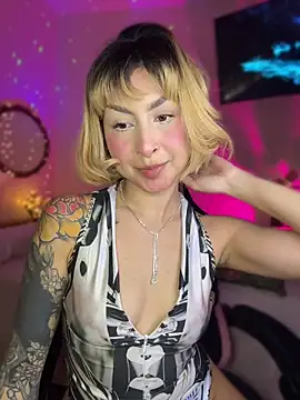 Snapshot of Cinamoonn chatting on April 28, 2026, 6:13 pm Cinamoonn online show from April 28, 2026, 6:13 pm