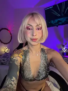 Snapshot of Cinamoonn chatting on May 16, 2026, 9:24 pm Cinamoonn online show from May 16, 2026, 9:24 pm