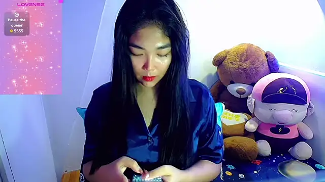 TR4NSCUTI3 online show from September 29, 2025, 5:07 pm