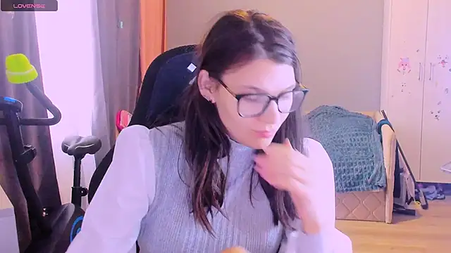 MollyLollipop online show from April 6, 2026, 2:53 am