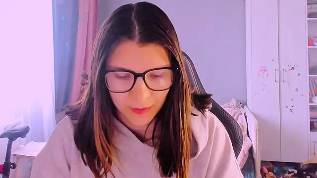 Snapshot of MollyLollipop chatting on May 25, 2026, 4:18 am MollyLollipop online show from May 25, 2026, 4:18 am