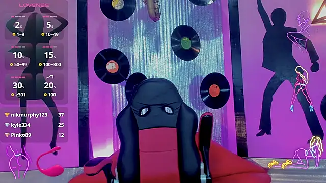 nickyminach  online show from October 31, 2025, 7:15 pm