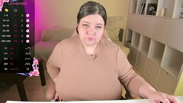 Snapshot of PlumPie chatting on September 28, 2025, 4:56 pm PlumPie online show from September 28, 2025, 4:56 pm