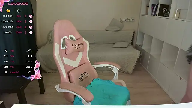 Snapshot of PlumPie chatting on October 9, 2025, 4:21 am PlumPie online show from October 9, 2025, 4:21 am