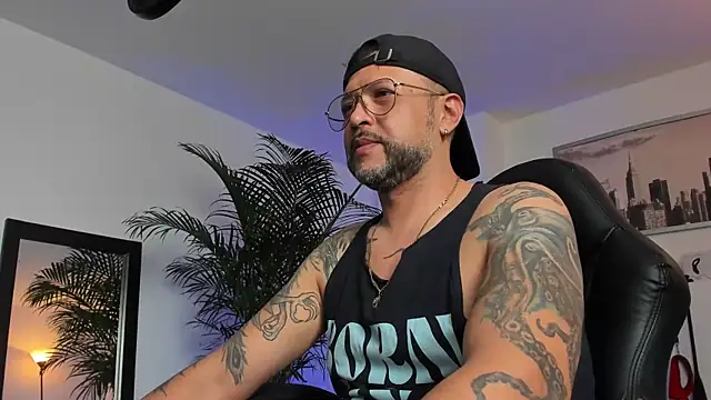 MrFrank tattoo online show from January 29, 2025, 7:11 pm