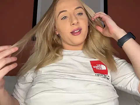 Snapshot of Strongqueen chatting on March 4, 2025, 12:29 am Strongqueen online show from March 4, 2025, 12:29 am