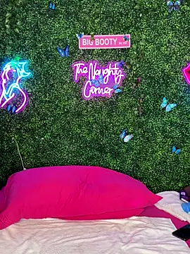 Snapshot of ThickAssRena chatting on January 6, 2026, 10:45 pm ThickAssRena online show from January 6, 2026, 10:45 pm