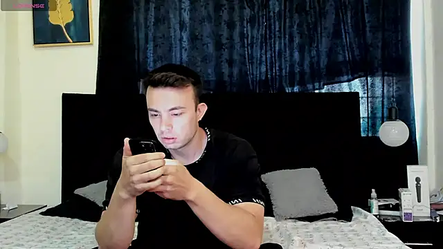 lissandthor13 online show from November 19, 2025, 1:22 pm