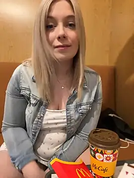 CherryAuroraa online show from January 9, 2025, 2:07 pm