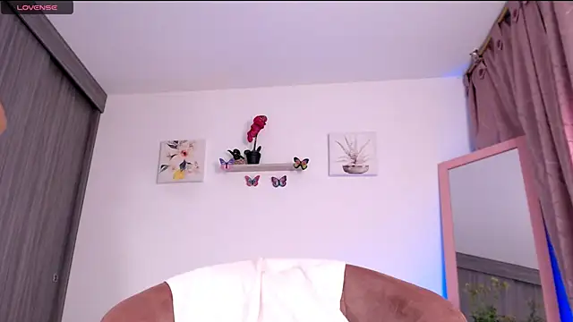 Annaross2 online show from March 12, 2025, 5:07 pm