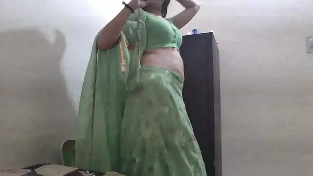 Snapshot of lovelydesi21 chatting on January 7, 2026, 5:04 pm lovelydesi21 online show from January 7, 2026, 5:04 pm