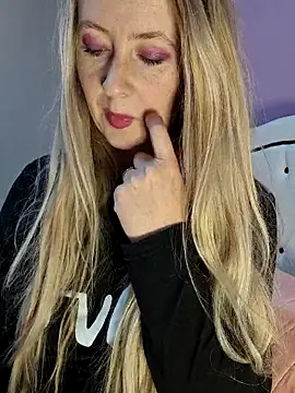 VictoriaMiami online show from November 10, 2025, 11:42 am