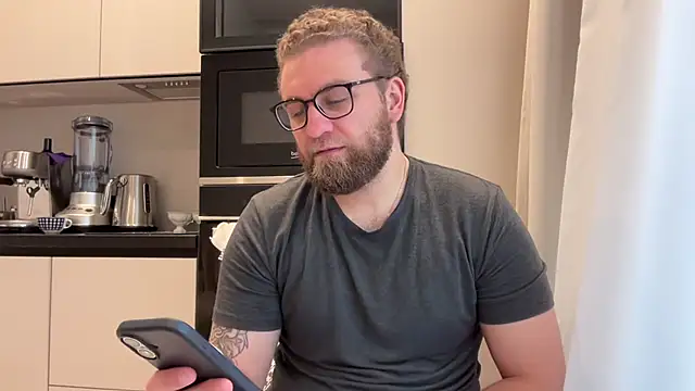 Bear bear  online show from April 7, 2026, 7:42 am