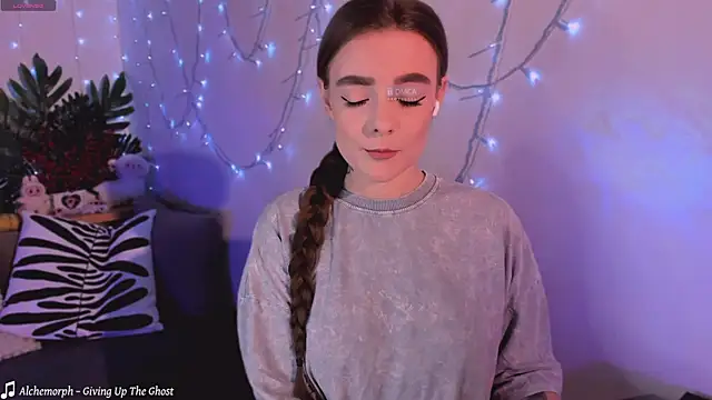 xwiuiwx online show from December 2, 2025, 7:42 pm