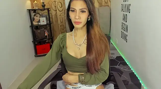 Snapshot of Trixie_Mattel21 chatting on December 9, 2024, 11:13 pm Trixie Mattel21 online show from December 9, 2024, 11:13 pm