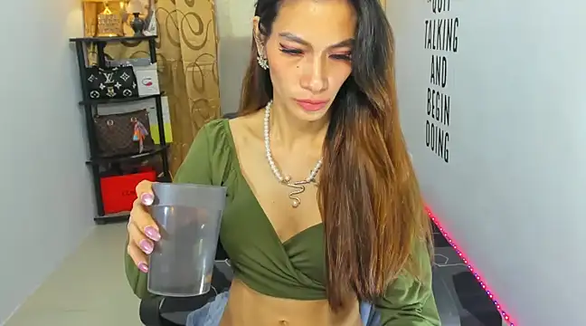 Snapshot of Trixie_Mattel21 chatting on December 20, 2024, 1:58 am Trixie Mattel21 online show from December 20, 2024, 1:58 am