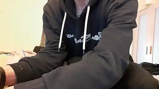 Snapshot of uk-bobbie-uk chatting on February 6, 2025, 12:37 pm uk-bobbie-uk online show from February 6, 2025, 12:37 pm