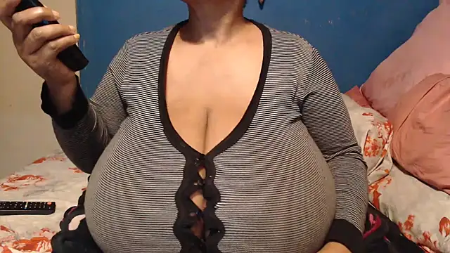 CUTEFIRMMELONSS online show from October 9, 2025, 5:00 pm