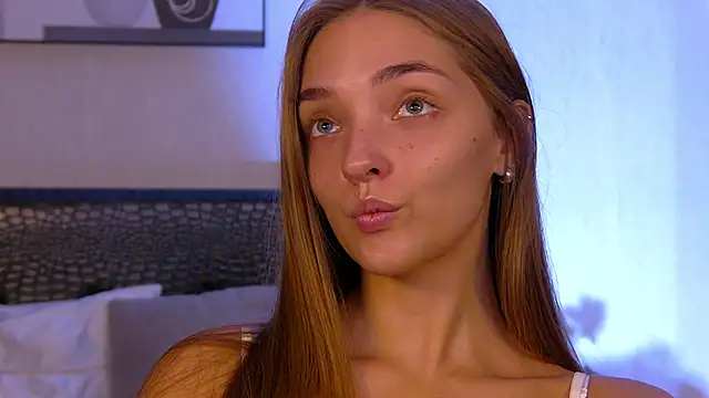 VirginieCruz online show from September 22, 2025, 7:38 pm