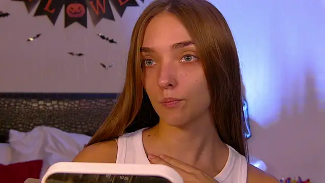 VirginieCruz online show from October 28, 2025, 7:27 pm