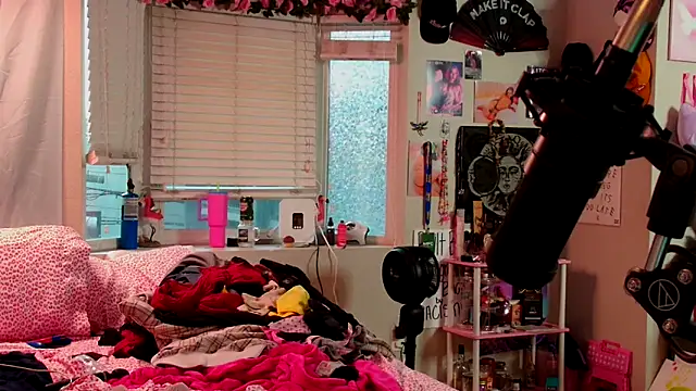 Snapshot of MissRomero chatting on September 23, 2025, 1:30 am MissRomero online show from September 23, 2025, 1:30 am