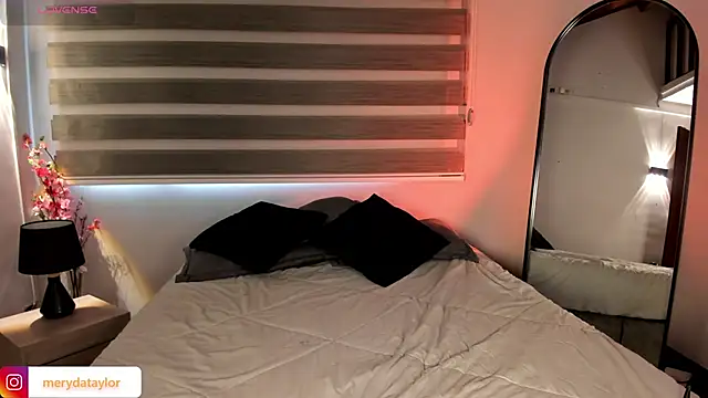 MERIDA TAYLOR online show from November 28, 2025, 1:47 pm