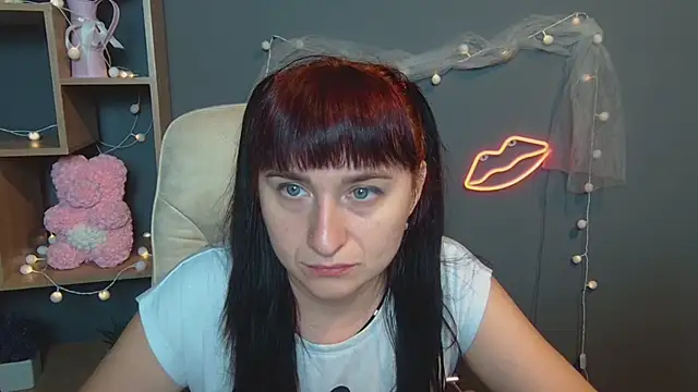 NinaFlawlees online show from September 18, 2025, 12:07 pm