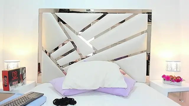 Snapshot of Naughty__Mom chatting on March 16, 2025, 10:33 am Naughty Mom online show from March 16, 2025, 10:33 am