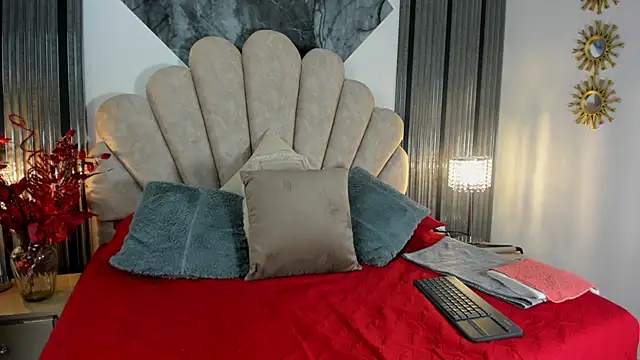 Naughty  Mom online show from January 13, 2026, 2:33 pm