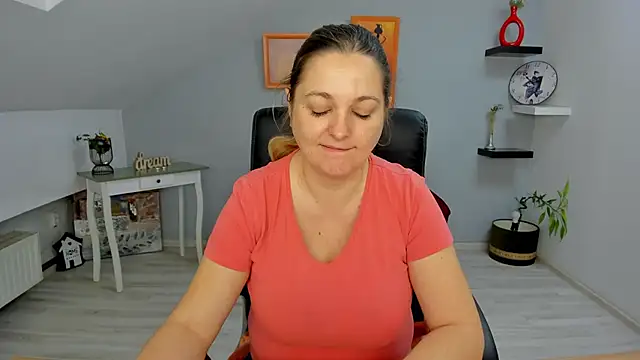 LollaGirl online show from January 25, 2025, 4:23 am