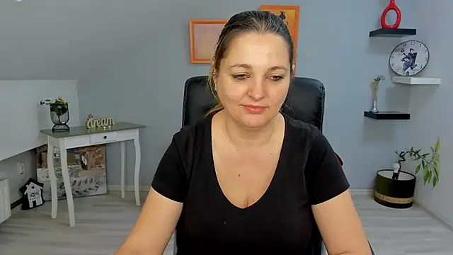 LollaGirl online show from January 29, 2025, 4:15 am