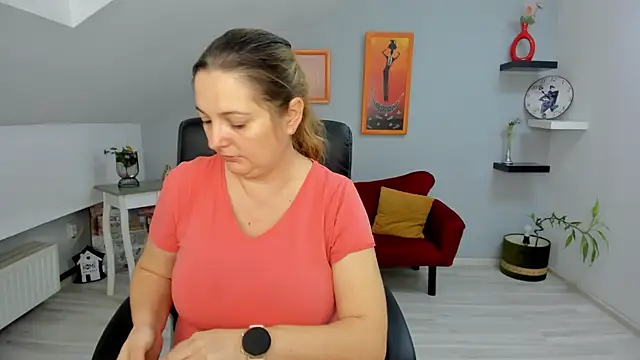 LollaGirl online show from February 10, 2025, 4:19 am