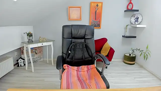 LollaGirl online show from February 12, 2025, 7:23 am