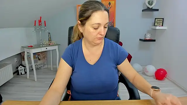 LollaGirl online show from February 24, 2025, 4:16 am