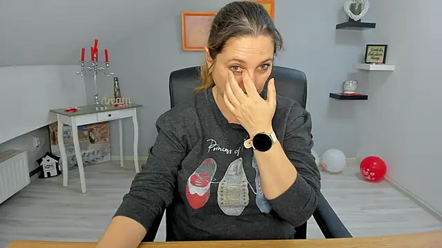 LollaGirl online show from February 25, 2025, 4:14 am