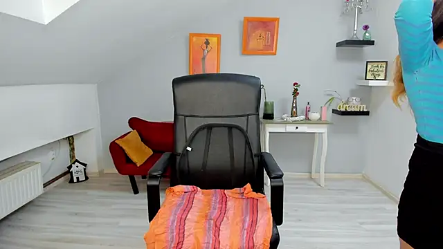 LollaGirl online show from November 10, 2025, 4:22 am