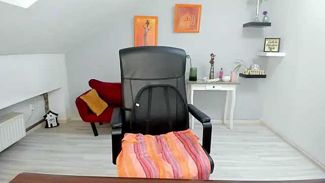 LollaGirl online show from November 14, 2025, 4:22 am